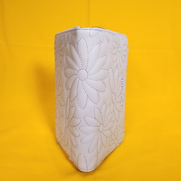 Betsey Johnson Blue Quilted Daisy Flower Spring Wallet Wristlet Zip Around NEW - Picture 11 of 12